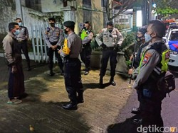 Anak yang Tolak Ibu Dimakamkan dengan Protokol COVID-19 Juga Positif Corona