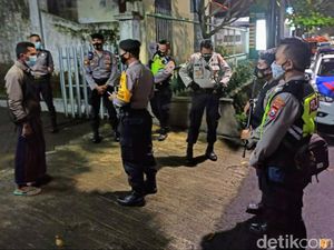 Anak yang Tolak Ibu Dimakamkan dengan Protokol COVID-19 Juga Positif Corona Anak yang Tolak Ibu Dimakamkan dengan Protokol COVID-19 Juga Positif Corona