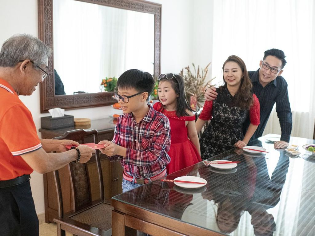 Bersihkan Alat Makan hingga Ngemil Bareng Keluarga, Tradisi Imlek Sejak Dulu Bersihkan Alat Makan hingga Ngemil Bareng Keluarga, Tradisi Imlek Sejak Dulu