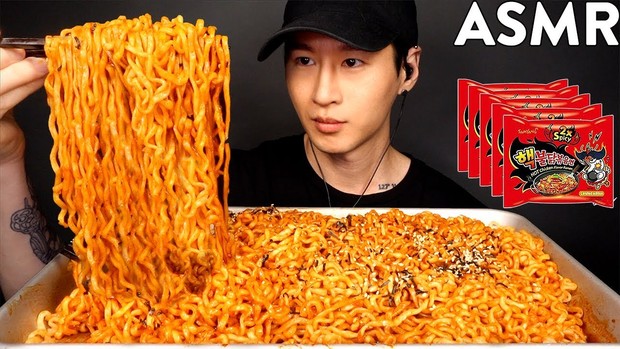 Salah satu menu ASMR eating yang disukai adalah mie pedas