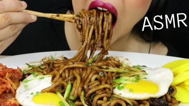 Jjajangmyeon adalah salah satu menu populer ASMR eating