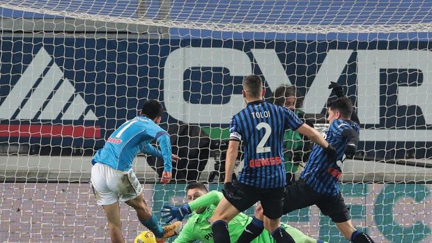 BERGAMO, ITALY - FEBRUARY 10: Hirving Lozano of Napoli scores their side's first goal past Pierluigi Gollini of Atalanta during the Coppa Italia match between Atalanta BC and SSC Napoli at Gewiss Stadium on February 10, 2021 in Bergamo, Italy. Sporting stadiums around Italy remain under strict restrictions due to the Coronavirus Pandemic as Government social distancing laws prohibit fans inside venues resulting in games being played behind closed doors. (Photo by Emilio Andreoli/Getty Images)