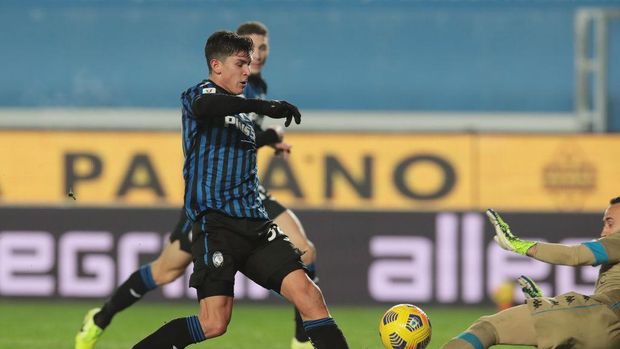 BERGAMO, ITALY - FEBRUARY 10: Matteo Pessina of Atalanta scores their side's third goal past David Ospina of Napoli during the Coppa Italia match between Atalanta BC and SSC Napoli at Gewiss Stadium on February 10, 2021 in Bergamo, Italy. Sporting stadiums around Italy remain under strict restrictions due to the Coronavirus Pandemic as Government social distancing laws prohibit fans inside venues resulting in games being played behind closed doors. (Photo by Emilio Andreoli/Getty Images)