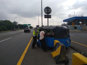 Sopir Bajaj Nyelonong Masuk Tol Janger Berujung Ditegur Polisi