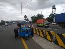 Viral Bajaj Masuk Tol JORR Cakung dan Lawan Arah, Ditilang Polisi