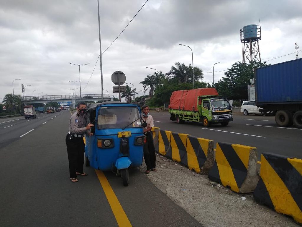 Viral Bajaj Masuk Tol JORR Cakung dan Lawan Arah, Ditilang Polisi Viral Bajaj Masuk Tol JORR Cakung dan Lawan Arah, Ditilang Polisi