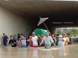 Warga di Jombang Gotong Jenazah Terjang Banjir yang Seminggu Tak Surut