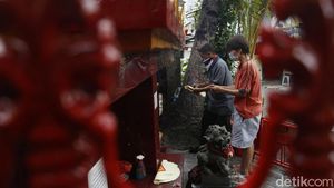 Warga Glodok Bersih-bersih Jelang Imlek