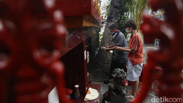 Warga Glodok Bersih-bersih Jelang Imlek