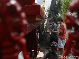 Warga Glodok Bersih-bersih Jelang Imlek