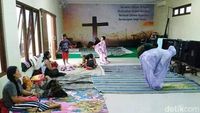 Bikin Adem, Seorang Perempuan Khusyuk Salat di Gereja Kudus