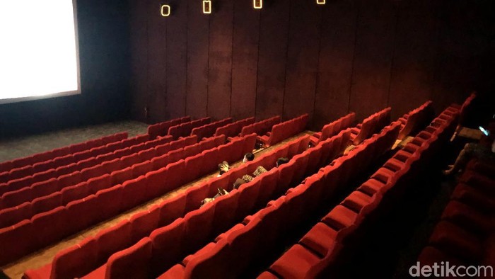 Bioskop DKI Tetap Buka Selama PPKM, Pengunjung Masih Sepi Sejumlah bioskop di Jakarta tetap buka bahkan dengan kelonggaran operasional dan kapasitas maksimal 50% dari sebelumnya hanya 25%. Nyatanya, masih sepi.