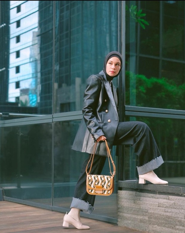 Blazer panjang casual (sumber : instagram.com/tantrinamirah)