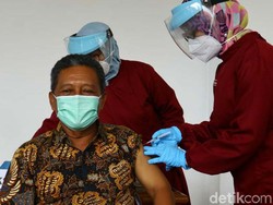Bupati Jadi Lansia Pertama di Pacitan Divaksin COVID-19