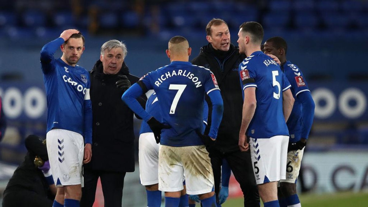 Carlo Ancelotti dengan skuad Everton. (Foto: Getty Images/Clive Brunskill)