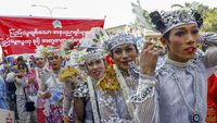 Demonstran Berbusana Tradisional Tolak Kudeta di Myanmar