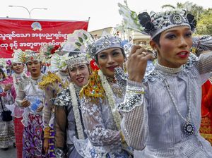 Demonstran Berbusana Tradisional Tolak Kudeta di Myanmar