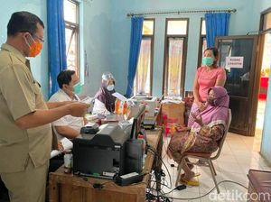 Dispendukcapil Datangi Korban Banjir Kepulungan, Cetak Dokumen Warga yang Hilang