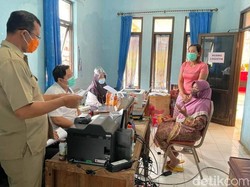 Dispendukcapil Datangi Korban Banjir Kepulungan, Cetak Dokumen Warga yang Hilang