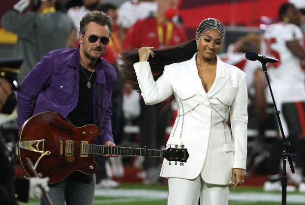 Eric Church and Jazmine Sullivan dalam aksi panggung di Superbowl Halftime Show 2021/Sumber/VanityFair. Eric Church and Jazmine Sullivan dalam aksi panggung di Superbowl Halftime Show 2021.