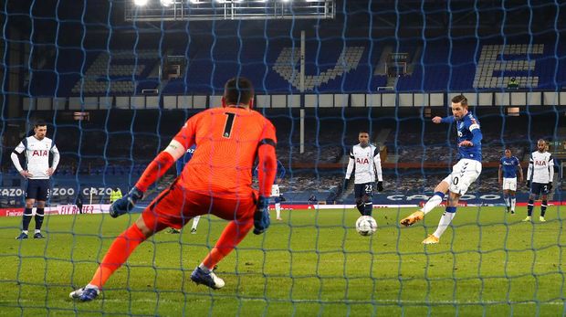 LIVERPOOL, ENGLAND - FEBRUARY 10: Gylfi Sigurdsson of Everton scores their side's third goal from the penalty spot past Hugo Lloris of Tottenham Hotspur during The Emirates FA Cup Fifth Round match between Everton and Tottenham Hotspur at Goodison Park on February 10, 2021 in Liverpool, England. Sporting stadiums around the UK remain under strict restrictions due to the Coronavirus Pandemic as Government social distancing laws prohibit fans inside venues resulting in games being played behind closed doors. (Photo by Clive Brunskill/Getty Images)