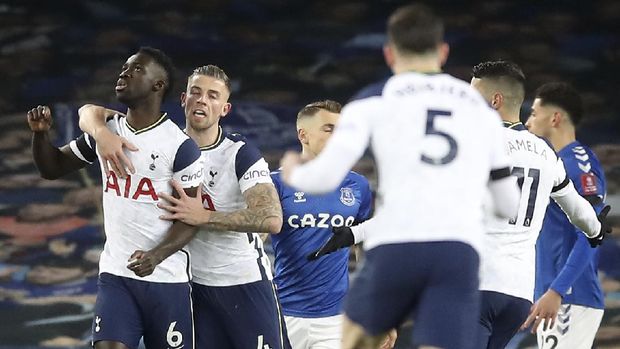 Tottenham's Davinson Sanchez, left, celebrates after scoring his side's opening goal during the English FA Cup 5th round soccer match between Everton and Tottenham Hotspur at Goodison Park, Liverpool, England, Wednesday, Feb. 10, 2021. (Martin Rickett/Pool via AP)