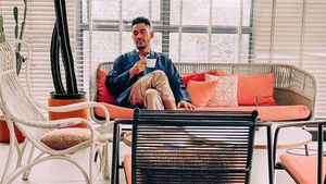 Gaya Keren Robby Purba Saat Ngopi hingga Cicip Gelato
