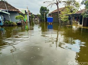Banjir di Kudus Belum Surut, Rumah Terendam Tambah Jadi 7.716 Banjir di Kudus Belum Surut, Rumah Terendam Tambah Jadi 7.716