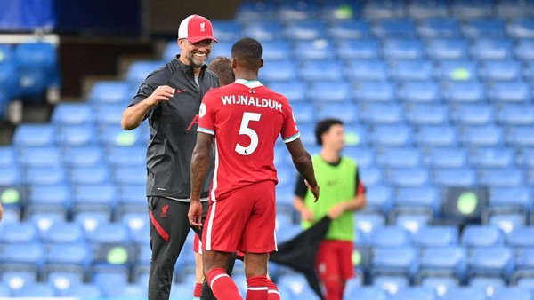 Georginio Wijnaldum LONDON, ENGLAND - SEPTEMBER 20: Jurgen Klopp, Manager of Liverpool and Georginio Wijnaldum of Liverpool celebrate following their teams victory in the Premier League match between Chelsea and Liverpool at Stamford Bridge on September 20, 2020 in London, England. (Photo by Michael Regan/Getty Images)