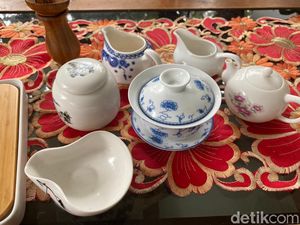 Video: Sensasi Minum Teh dengan Penyajian Gong Fu Cha di Glodok Video: Sensasi Minum Teh dengan Penyajian Gong Fu Cha di Glodok
