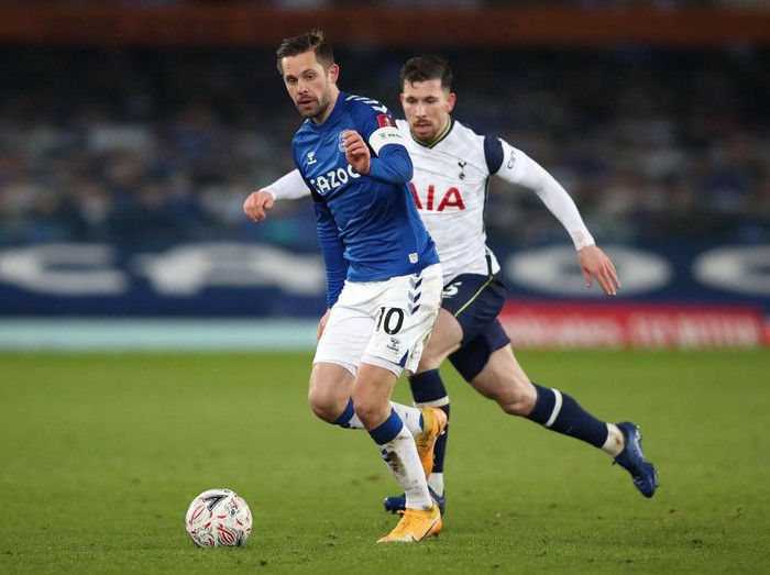 LIVERPOOL, ENGLAND - FEBRUARY 10: Gylfi Sigurdsson of Everton runs with the ball whilst under pressure from Pierre-Emile Hojbjerg of Tottenham Hotspur during The Emirates FA Cup Fifth Round match between Everton and Tottenham Hotspur at Goodison Park on February 10, 2021 in Liverpool, England. Sporting stadiums around the UK remain under strict restrictions due to the Coronavirus Pandemic as Government social distancing laws prohibit fans inside venues resulting in games being played behind closed doors. (Photo by Clive Brunskill/Getty Images)