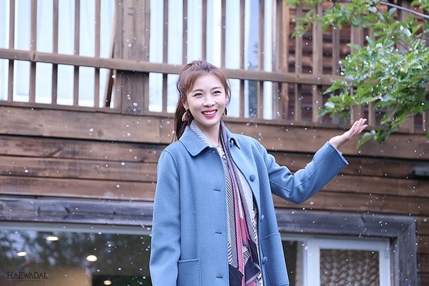 Setelah kontraknya berakhir dengan agensi lamanya, Ha Ji Won menolak semua panggilan yang dikirim oleh agensi lain dan memutuskan untuk mendirikan agensi sendiri, Haewadal Entertainment.