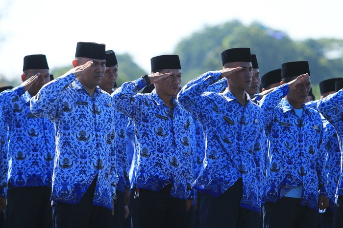 Jakarta-Indonesia, civil servants within the TNI AU attend the flag ceremony to commemorate the 71th anniversary of the Air Force.