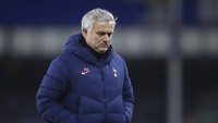 4. Jose Mourinho mendapat pesangon 16 juta paun (Rp 327,7 miliar) ketika kena pecat Tottenham Hotspur tahun 2021. Foto: (AP/Martin Rickett)