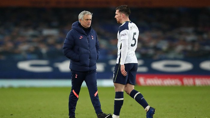 LIVERPOOL, ENGLAND - FEBRUARY 10: Jose Mourinho, Manager of Tottenham Hotspur walks past Pierre-Emile Hojbjerg of Tottenham Hotspur during The Emirates FA Cup Fifth Round match between Everton and Tottenham Hotspur at Goodison Park on February 10, 2021 in Liverpool, England. Sporting stadiums around the UK remain under strict restrictions due to the Coronavirus Pandemic as Government social distancing laws prohibit fans inside venues resulting in games being played behind closed doors. (Photo by Clive Brunskill/Getty Images)