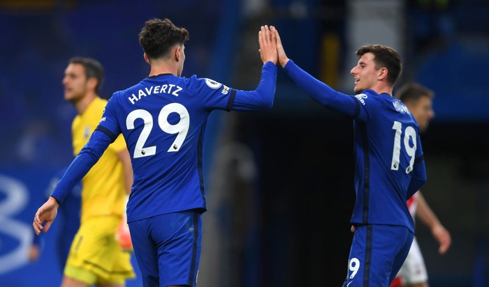 LONDON, ENGLAND - OCTOBER 17: Kai Havertz of Chelsea celebrates with teammate Mason Mount after scoring his sides third goal during the Premier League match between Chelsea and Southampton at Stamford Bridge on October 17, 2020 in London, England. Sporting stadiums around the UK remain under strict restrictions due to the Coronavirus Pandemic as Government social distancing laws prohibit fans inside venues resulting in games being played behind closed doors. (Photo by Mike Hewitt/Getty Images)