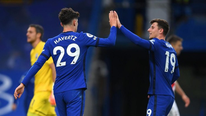 LONDON, ENGLAND - OCTOBER 17: Kai Havertz of Chelsea celebrates with teammate Mason Mount after scoring his sides third goal during the Premier League match between Chelsea and Southampton at Stamford Bridge on October 17, 2020 in London, England. Sporting stadiums around the UK remain under strict restrictions due to the Coronavirus Pandemic as Government social distancing laws prohibit fans inside venues resulting in games being played behind closed doors. (Photo by Mike Hewitt/Getty Images)