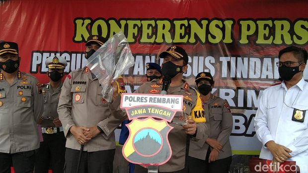 Kapolda Jateng Irjen Ahmad Luthfi menunjukkan barang bukti arit di kasus pembunuhan empat orang sekeluarga di Rembang Kapolda Jateng Irjen Ahmad Luthfi menunjukkan barang bukti arit di kasus pembunuhan empat orang sekeluarga di Rembang, Kamis (11/2/2021)