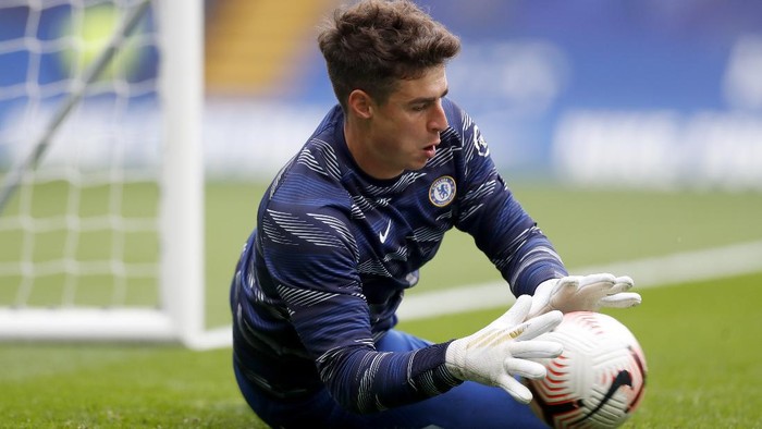 LONDON, ENGLAND - OCTOBER 17: Kepa Arrizabalaga of Chelsea warms up prior to the Premier League match between Chelsea and Southampton at Stamford Bridge on October 17, 2020 in London, England. Sporting stadiums around the UK remain under strict restrictions due to the Coronavirus Pandemic as Government social distancing laws prohibit fans inside venues resulting in games being played behind closed doors. (Photo by Matthew Childs - Pool/Getty Images)
