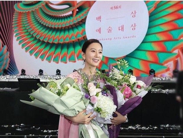Kim Hee Ae saat memenangkan penghargaan di Baeksang Awards Kim Hee Ae saat memenangkan penghargaan di Baeksang Awards (instagram.com/heeae_official)