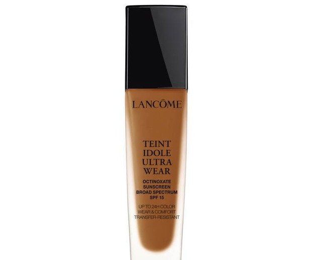 Lancôme Teint Idole Ultra Wear sepertinya menjadi salah satu foundation favorit banyak orang karena tersedia dalam 50 warna dan memberikan perlindungan penuh yang tidak luntur sepanjang hari.