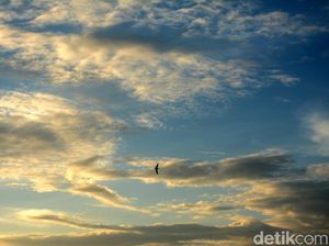 Langit Sore di Depok Jelang Tahun Baru Imlek