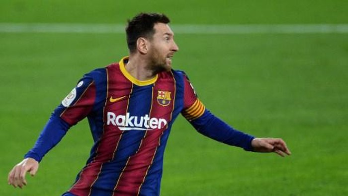 Barcelonas Argentinian forward Lionel Messi reacts during the Spanish Copa del Rey (Kings Cup) semi-final first leg football match between Sevilla and Barcelona at the Ramon Sanchez Pizjuan stadium in Seville on February 10, 2021. (Photo by CRISTINA QUICLER / AFP)
