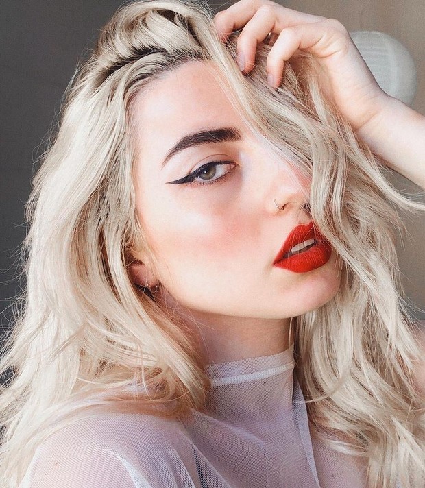 Make up red lips memberikan kesan elegan saat Valentine (instagram.com/alexangria_)