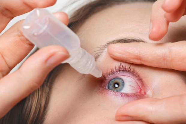 Lemak omega-3 beperan dalam kesehatan mata, termasuk menjaga kelembapan mata dan bahkan produksi air mata.