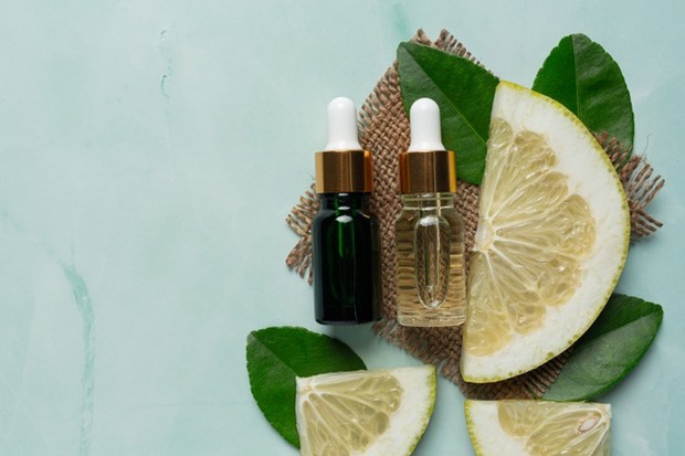 Mencampurkan face oil dengan serum