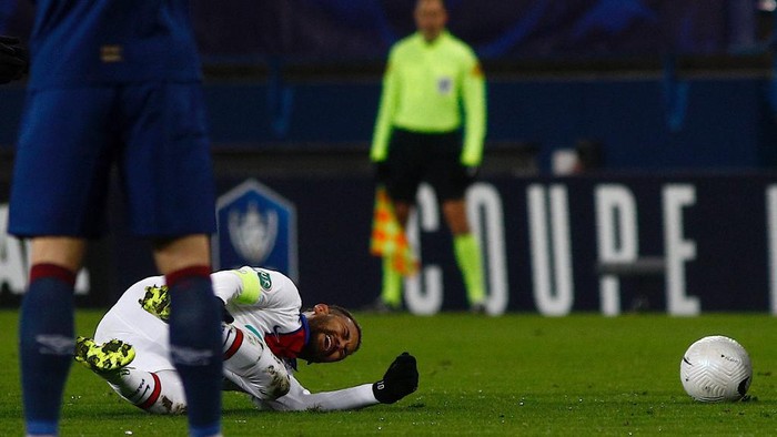 Paris Saint-Germains Brazilian forward Neymar (3rd-L) reacts on the lawn during the French Cup round-of-64 football match between Stade Malherbe Caen and Paris Saint-Germain at the Michel-dOrnano Stadium in Caen, northwestern France on February 10, 2021. (Photo by Sameer Al-DOUMY / AFP)