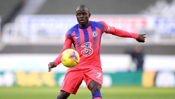 NEWCASTLE UPON TYNE, ENGLAND - NOVEMBER 21: NGolo Kante of Chelsea during the Premier League match between Newcastle United and Chelsea at St. James Park on November 21, 2020 in Newcastle upon Tyne, England. Sporting stadiums around the UK remain under strict restrictions due to the Coronavirus Pandemic as Government social distancing laws prohibit fans inside venues resulting in games being played behind closed doors. (Photo by Alex Pantling/Getty Images)