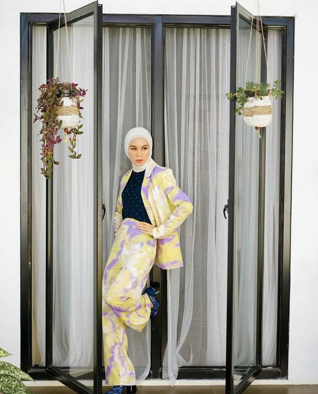 One set blazer (sumber : instagram.com/tantrinamirah)