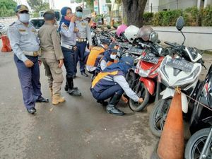 Operasi Cabut Pentil, Awas! Motor Parkir Sembarangan Bakal Digembosi